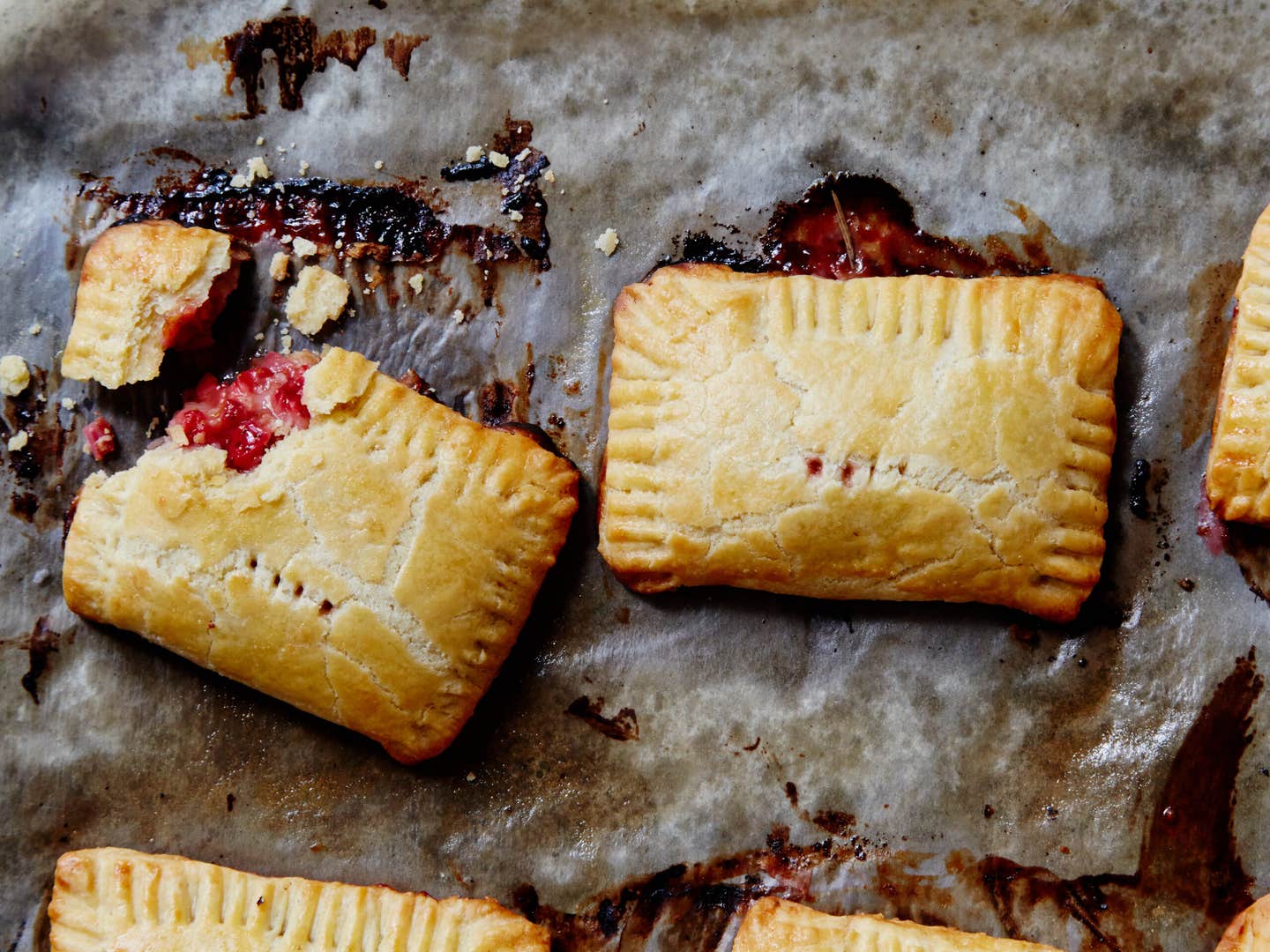 httpswww.saveur.comsitessaveur.comfilessaveur_strwbrrydssrt_handpie_pate_056web.jpg Strawberry Rhubarb Hand Pies